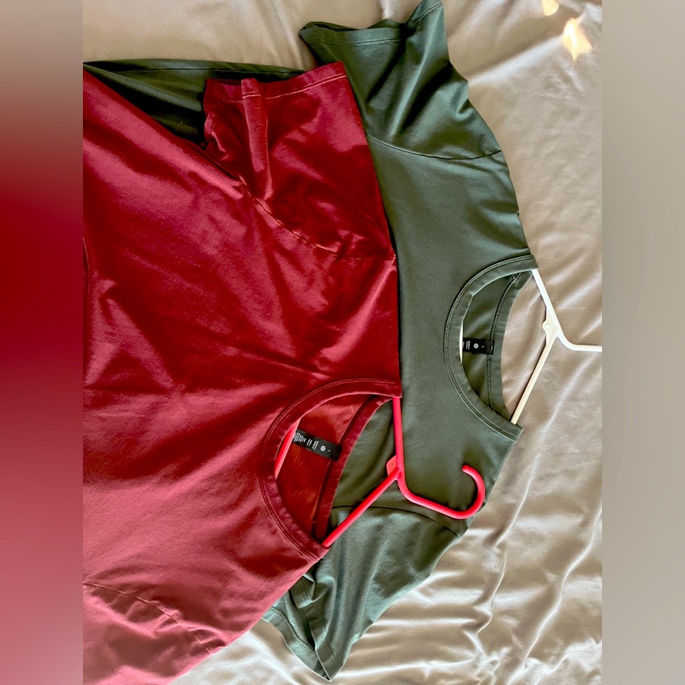 Pair of Men’s lululemon T shirts. (2) size L